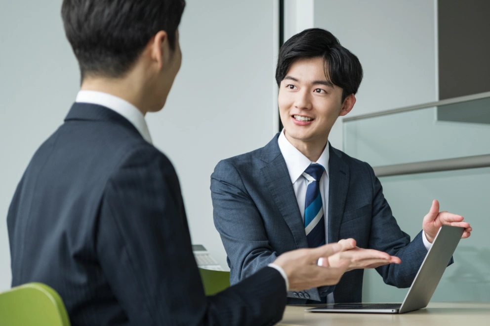 対面やオンラインでお客様の経営背景や本質的な課題に耳を傾ける伴走型ファクタリングのイメージ