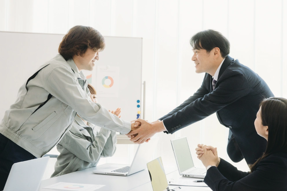 銀行が納得するロジックで事業計画書を落とし込みプロの視点で条件交渉をサポートするイメージ