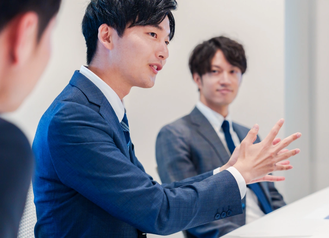 短期的な資金確保にとどまらず複数の資金調達方法を比較して長期的な経営改善を提案するイメージ